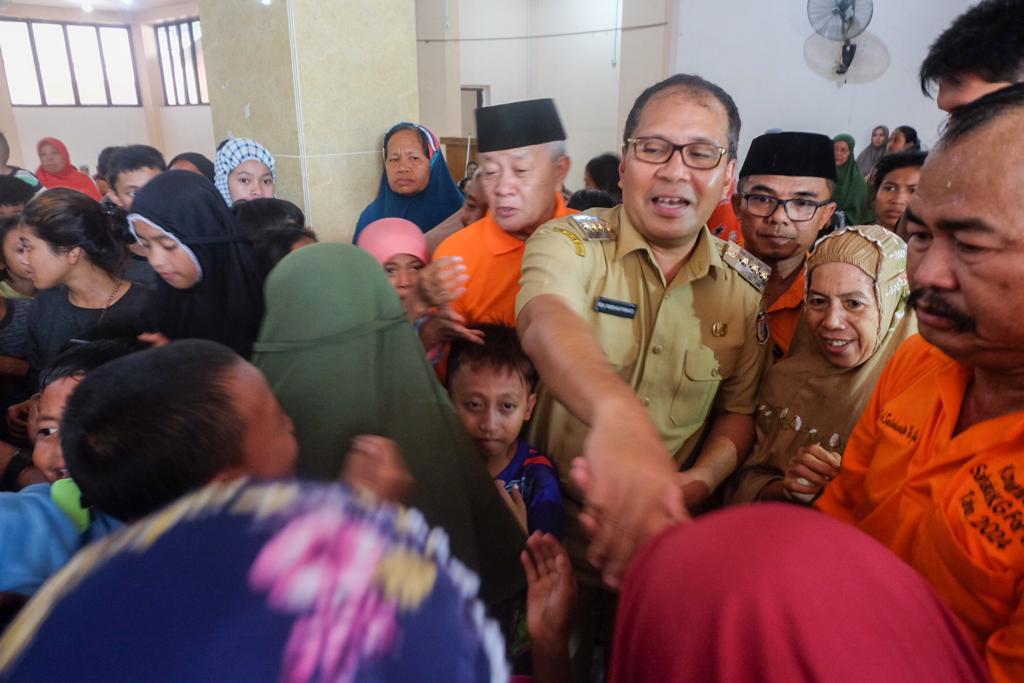 Danny Pomanto Bersama Indomaret Salurkan Bantuan ke Pengungsi Al Abrar Alauddin